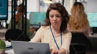 Kadın genel müdür dizüstü bilgisayarındaki veri bilgilerini inceliyor, şirket hedeflerini rafine etmek için performans göstergelerini ve analizleri izliyor. Stratejik düşünce ve kararlılık. Kamera B.