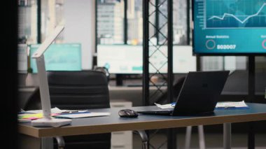 Gösterişli toplantı odası teknoloji ve iş belgeleriyle dolu, profesyonel alan bir sonraki oturum için hazır. Tahminler, performans ölçümleri ve büyüme stratejileri dijital çalışma alanını şekillendirir.