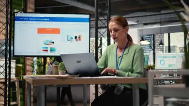 Dijital veri araçlarını stratejik düşüncelerle harmanlayan kendine güvenen girişimci, iş hedeflerini stratejiyle uyumlu hale getirerek, bir girişim için güçlü bir liderlik sergiledi. Kamera A.