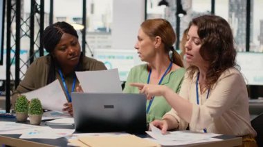 İş kadınları, analitik ve plan stratejilerini modern bir çalışma alanında, birlikte geliştirme vizyonunu destekleyerek karşılaştırırlar. Veri analizlerinde işbirliği yapan ve gözden geçiren çeşitli ortaklar. Kamera B.