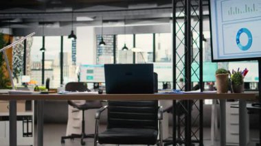 Bilgisayar ve performans raporlarıyla donatılmış sessiz kurumsal alan, veri odaklı karar verme, tahmin ve stratejik analizler için hazır modern bir iş ofisini temsil ediyor..