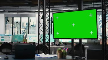 Fotokopi alanı TV ekranı, raporlar ve dijital cihazlarla hazırlanmış temiz profesyonel ofis çalışma istasyonu. Çizelge ve performans göstergelerine dalacak iş yönetimi.