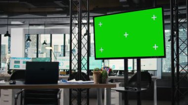 Çok uluslu bir şirkette, organizasyon ve hazırlığı yansıtan krom televizyon monitörüyle, işlenmemiş bir iş bürosu. Analiz için anahtar ekipman, grafik incelemeleri ve performans projeksiyonları.