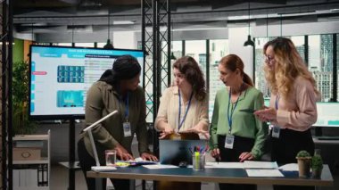 Profesyonel kadınlardan oluşan güçlü bir ekip, hedeflerini belirlemek ve çok uluslu bir şirketin içgörülerini tartışmak için toplantı odasında toplanıyor. Başarıyı işbirlikçi kalkınma ve strateji yoluyla elde ediyorlar. Kamera A.