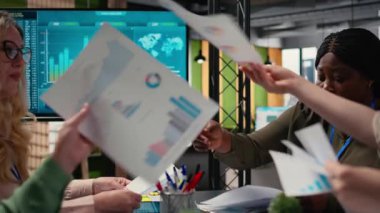 Çeşitli iş ortakları bir toplantıda veri paylaşımı, güçlü bir şirket vizyonu ve başarı hedefleri oluşturmak için fikir alışverişinde bulunuyorlar. Hırslı bayan meslektaşlar. Kamera A.