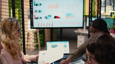 Hedefe yönelik iş kadınları finansal raporlara derinlemesine dalarak, bir sonraki stratejik hamleye güvenle rehberlik etmek için kurumsal verilerin grafiklerini ve göstergelerini kullanıyorlar. Şirket yönetimi. Kamera A.