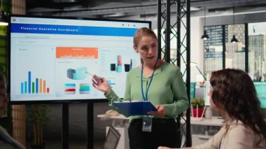 Hırslı iş hedefleri ve büyüme stratejisi sunan kadın CEO hissedarlar ve ortaklarla beyin fırtınası oturumuna giriyor. Ofisteki kurumsal feminizmi simgeliyor. Kamera A.