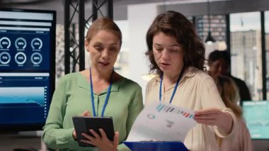 Performans veri analizini kullanarak ilerleyen çok uluslu bir şirkette strateji oluşturan kadın çalışanlar, verimli planlama yoluyla proje hedeflerini hızlandırmak için ekip yetkilendirmesi. Kamera B.