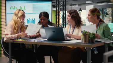 Kariyer ekibi analitik ve hedefleri sıralayan kadınlara odaklandı, şirketi akıllı ve işbirlikçi bir çalışma ortamında başarıya götürecek finansal performans verilerini gözden geçirdi. Kamera A.