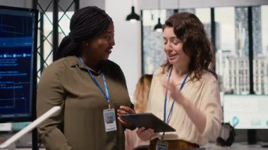 Çeşitli yönetim personeli iş stratejisini, çalışan performansını ve uzun vadeli şirket geliştirme hedeflerini geliştirmek için gelişmiş yapay zeka algoritmalarını ve öngörü modellerini inceliyor. Kamera B.