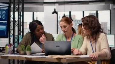 Güçlü kadınların veri raporlarını değerlendirmek, proje hedefleri ve şirket ölçümlerini belirlemek için yönetim kurulunda toplandığından emin. Yetkilendirme ve yüksek seviye karar verme. Kamera B.