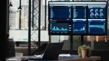 Bilgisayar ve performans raporlarıyla donatılmış sessiz kurumsal alan, veri odaklı karar verme, tahmin ve stratejik analizler için hazır modern bir iş ofisini temsil ediyor..