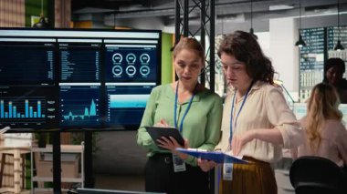 Performans veri analizini kullanarak ilerleyen çok uluslu bir şirkette strateji oluşturan kadın çalışanlar, verimli planlama yoluyla proje hedeflerini hızlandırmak için ekip yetkilendirmesi. Kamera A.