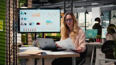 Hırslı girişimci, gerçek zamanlı veri içgörüleri tarafından bilgilendirilip masasındaki günlük işleri çözen bir rapor yazar. Stratejik düşünce ve sürekli gelişmeyi ve ilerlemeyi sürdürme hırsı. Kamera A.