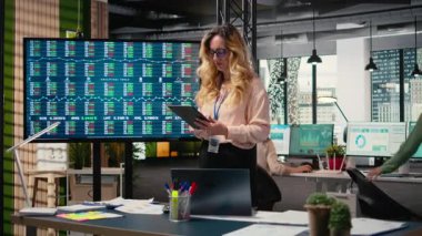 Şirket ofisinde kariyer geliştirme üzerinde çalışan başarılı bir iş kadını, kararlılıkla hedefler belirliyor. İddialı müdür tabletteki veri bilgilerini inceliyor. Kamera A.