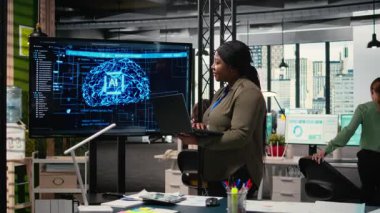 Siyahi lider, modern bir bilişim şirketinin ofisindeki hava tahminlerini analiz etmek için yapay zeka ve sinir ağları kullanıyor. İş stratejisi optimizasyonu için otomasyon. Kamera A.