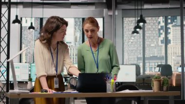 Çeşitli iş kadınları ekibi analizleri gözden geçirir ve parlak ve stratejik bir çalışma ortamında vizyonlarını düzelterek, kurumsal hedefleri kariyer ilerlemesi ve gelişimi ile aynı hizaya getirir. Kamera B.