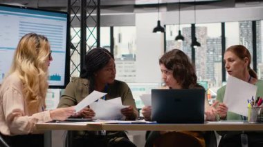 Çok ırklı hedef odaklı kadın takımı, veri analizi ve raporlarla yönetim kurulu planlamasında işbirliği yaparak liderliğin gücünü gösteriyor. Modern çalışma ortamı. Kamera B.