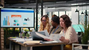 Çok ırklı iş kadınları, stratejik düşünce ve ortak kurumsal hırs tarafından yürütülen performans hedeflerini hizalayan bir sinerji anında fikir alışverişinde bulunurlar ve fikir alışverişinde bulunurlar. Kamera A.