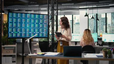 Takımının performans numaralarını inceleyen bayan yönetici, KPI 'nin hedefleri ve iş başarılarını değerlendirdi. Başarılı bir hikayeyle güçlenmiş bir kadın. Kamera A.