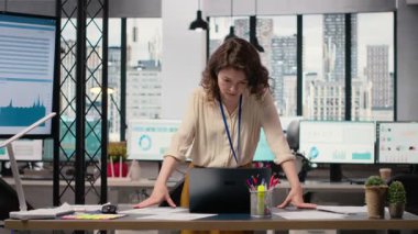 Stratejik planlama, odaklanma ve kararlılık, mesleki büyüme, güçlendirme ve kurumsal sinerji konularında performans takibi yapan çeşitli kadın grupları. Kamera B.