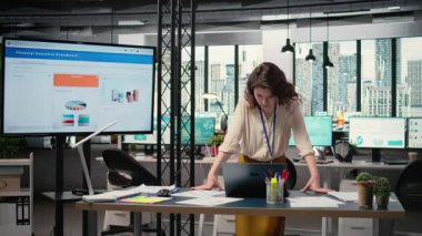 Stratejik planlama, odaklanma ve kararlılık, mesleki büyüme, güçlendirme ve kurumsal sinerji konularında performans takibi yapan çeşitli kadın grupları. Kamera A.