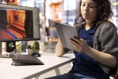 Genç kadın notlar alıyor ve yapay zeka uygulaması ile fütüristik bir Mars istasyonu ve uzay gemisi tasarlayarak bir bilim kurgu oyunu geliştirmek için Al Chatbot kullanıyor. Gerçek zamanlı sanal ortamlar.