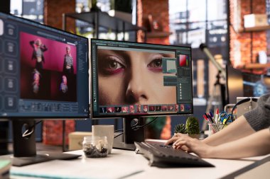 Yapay zeka sohbet robotunu kullanarak metni fotoğrafa dönüştürmek ve müşteriler için orijinal içeriği sağlayarak rötuş yapmak. Yaratıcı kadın fotoğrafçı portföyü için makine öğrenme teknolojisi kullanıyor..