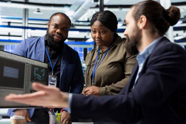 Fabrika mühendislerinden oluşan çok ırklı bir grup iş kıyafetleri kontrol ekipmanları ve üretim süreçleri, güneş paneli altyapısında profesyonel takım çalışması ve denetim gösterileri.