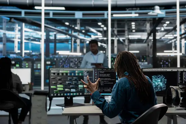 Veri merkezi yönetimi öfkeli, otomatik görevleri denetlemek için yapay zeka görsellemesini kullanırken hatalar yüzünden üzgün. Veri analizi grafiklerine dayalı sistemleri değiştirirken hatalı sunucu merkezi uzmanından rahatsız