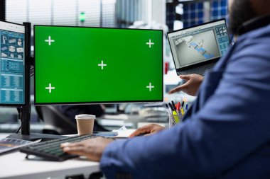 Erkek yenilik danışmanı, bir güneş paneli tesisi, sürdürülebilir enerji gelişimi ve modern üretim süreçleri ile mühendislik güncellemelerini araştırıyor..