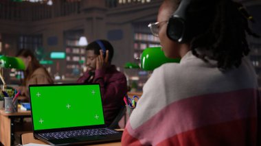 Genç öğrenci sınav hazırlıkları için araştırma yaparken, güvenilir akademik kaynaklardan eğitim bilgileri okurken, modelleme sergisi kullanır. Öğrenci notlarını ders kitabında tamamlar. Kamera B.