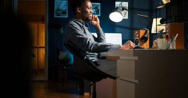 Ev işyerinde esneyen migreni olan genç zenci bir çalışan yeni yönetim görevlerini çözmek için online raporları inceliyor. Afrikalı Amerikalı adam projenin bitiş tarihinden dolayı yorgun ve stresli. Kamera A.