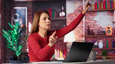 Çatı katında analiz oluşturmak için hologram görselleştirmesine odaklanmış, yapay zekayla sanal etkileşim. Olgun kadın, sanal görüntüyü yapay zeka ve yenilikle inceliyor. Kamera A.