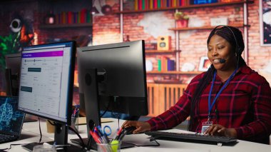 Müşteri sorunlarıyla ilgilenen çağrı merkezi çalışanı, yapay zeka kullanarak şikayet çözümü yapıyor. İkna edici müşteri hizmetleri temsilcileri müşterilerle temas kurar, yapay zeka kullanarak yüksek satış yaparlar.