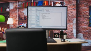 Geliştirme aracı uygulaması üzerine PC çalışma istasyonu ekranında yazılmış kod satırları. Oturma odasındaki bilgisayar ekranında görüntülenen yazılım programlama dili hata ayıklama işlemi