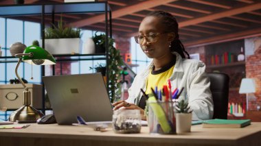 Uzaktan çalışan bir muhasebeci. Ev işyerinde çalışıyor. Finansal durumları inceliyor, dizüstü bilgisayar kullanıyor. Daire ofisindeki telgraf işçisi uzaktan muhasebe işlerini yönetiyor, belgeleri okuyor, kamera A