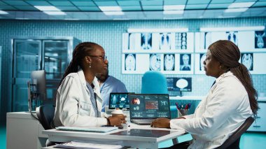 Sağlık görevlisi zatürree ya da astım belirtileri gösteren bir hastaya bakmış. Kız öksürüyor ve nefes almakta zorlanıyor. Doktor akciğer iltihabı ya da enfeksiyona yardım ediyor. Kamera B.