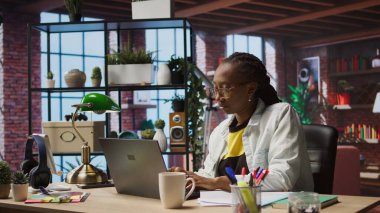 Dairesinde çok fazla çalışan, rahatlamaya çalışan, dizüstü bilgisayarla çok çalıştıktan sonra gözlerini kapatan bir serbest çalışan. Uzaktan kumandalı işçi göz yorgunluğu çekiyor, evde çalışırken aşırı uyarılmış, kamera A