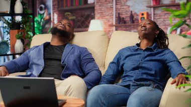 Stresli adam ve kadın serbest çalışmaya ara veriyor, insanlar tükenmiş ve endişeli hissediyorlar. Bağımsızlar kanepede uzanıyorlar, motivasyon eksikliği. Kamera B.