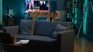 Neon ışıkları, büyük bir televizyon, ev sineması ve genç bir yetişkin için kurulmuş rahat ve modern bir daire. Boş çatı katı stüdyosu aydınlandı ve elektronik aletlerle donatıldı..