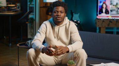 Yeni işe alınan adam uzak video bağlantısı üzerine eğitim seansına başlıyor, bir meslektaşla çevrimiçi görüşüyor ve günlük işleri nasıl çözeceğini öğreniyor. Genç adam yeni iş konusunda gergin. Kamera A.