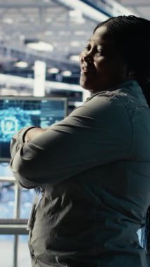 Sunucu çiftliğinde gülümseyen bilişim uzmanının dikey video portresi makine öğrenme sistemlerini optimize ediyor. Mutlu veri merkezi kadın mühendisi sinirsel ağları ayarlıyor Al model parametreleri