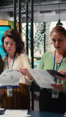 Dikey Video çok ırklı kadınlar iş stratejisini tartışan, dizüstü bilgisayardaki performans verilerini ve başarı, ilerleme ve ortak hedefler etrafında sıralanmış belgeleri analiz eden güçlü bir ekip oluşturuyorlar. Kamera A.