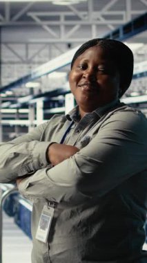 Sunucu çiftliğinde gülümseyen bilişim uzmanının dikey video portresi makine öğrenme sistemlerini optimize ediyor. Mutlu veri merkezi kadın mühendisi sinirsel ağları ayarlıyor Al model parametreleri