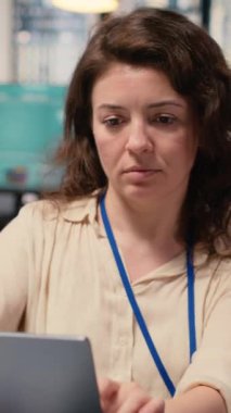 Dikey Video Kadın Genel Müdürü, dizüstü bilgisayarındaki veri içgörülerini inceliyor, şirket hedeflerini rafine etmek için performans göstergeleri ve analizleri izliyor. Stratejik düşünce ve kararlılık. Kamera.