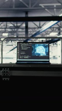 Dikey video sunucu merkezinde dizüstü bilgisayarda çalışan derin öğrenim kodlama betiğini kapat yedekleme yap, sorguları yönet. Veri merkezindeki AI teknisyeni kurumsal çözümler sistemlerini etkinleştiriyor, yakınlaştırıyor