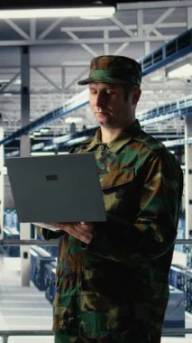 Sunucu çiftliğindeki dikey ordu askeri keşif bilgilerini incelemek için dizüstü bilgisayarında yapay zeka programı kullanıyor. Askeri veri merkezi çalışanı, A kamerasındaki görevi planlamak için derin öğrenme kullanıyor.