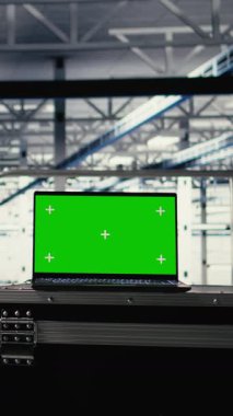 Yüksek teknoloji veri merkezinde yeşil ekran üzerinde dikey video yapay zeka teknolojisi. Makine öğrenme teknolojisi sunucu odasındaki sunucu odasında donanım donanımı kullanarak sorguları idare ediyor