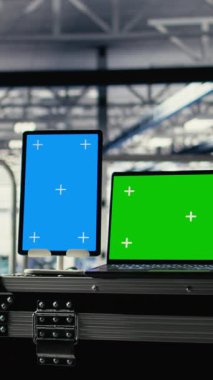 Endüstriyel veri merkezinde izole edilmiş ekran tableti ve dizüstü bilgisayarı, engelleme zinciri işlemlerini doğrulayan makinelerle izole edilmiş. Sunucu odasında vites işleme jetonlarıyla birlikte dizüstü bilgisayar ve aygıt.